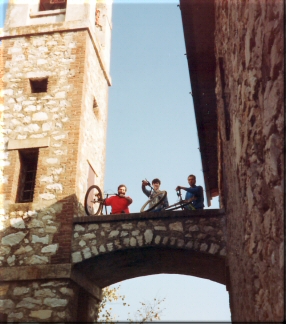 Escursione 22 ottobre 1989 1 foto sul balconcino che univa il tetto della chiesa con il campanile.